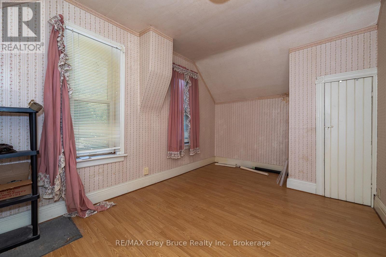 367 2nd Ave Se Avenue, Georgian Bluffs, Ontario  N4K 5T2 - Photo 13 - X12249245