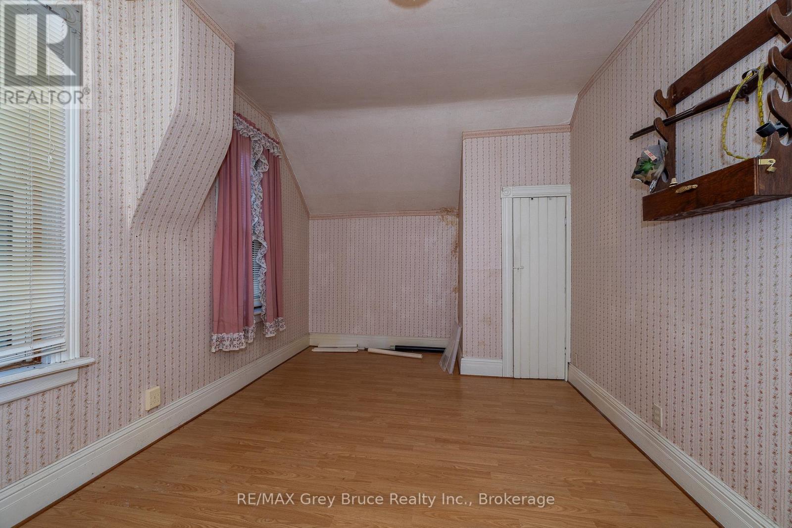367 2nd Ave Se Avenue, Georgian Bluffs, Ontario  N4K 5T2 - Photo 14 - X12249245