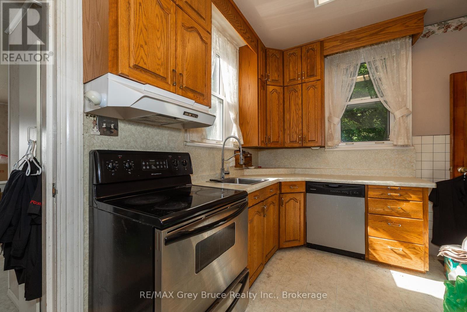 367 2nd Ave Se Avenue, Georgian Bluffs, Ontario  N4K 5T2 - Photo 2 - X12249245