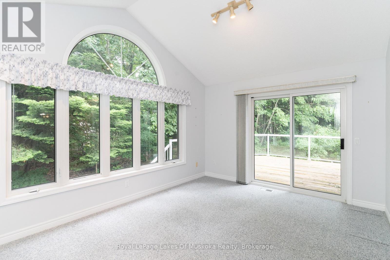 25 Stonehedge Close, Gravenhurst, Ontario  P1P 1Y7 - Photo 12 - X12249286