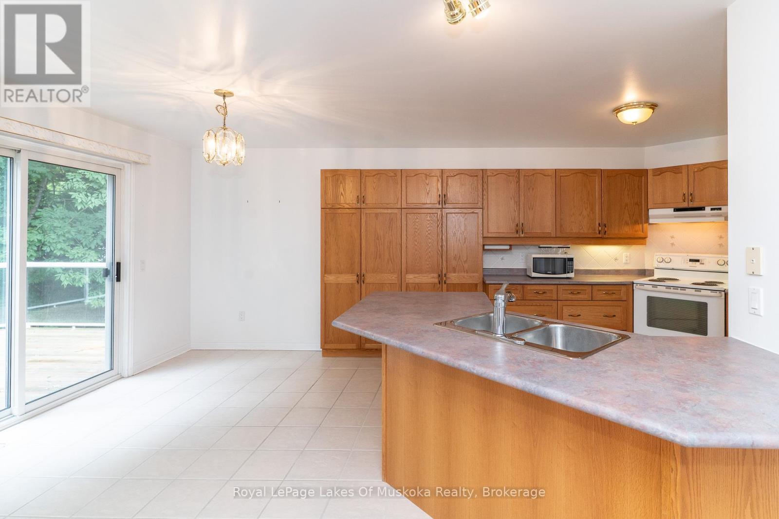 25 Stonehedge Close, Gravenhurst, Ontario  P1P 1Y7 - Photo 17 - X12249286