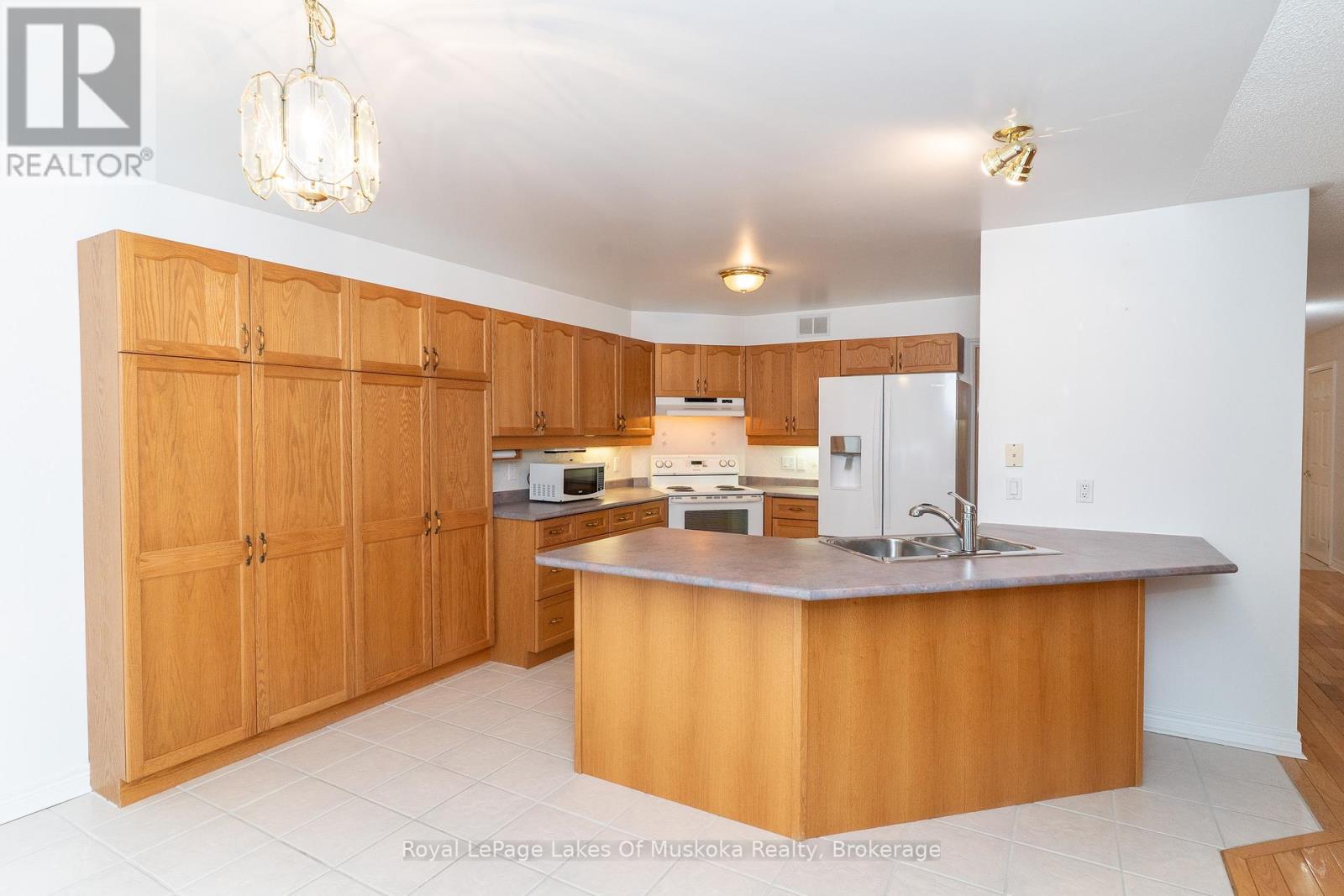 25 Stonehedge Close, Gravenhurst, Ontario  P1P 1Y7 - Photo 18 - X12249286