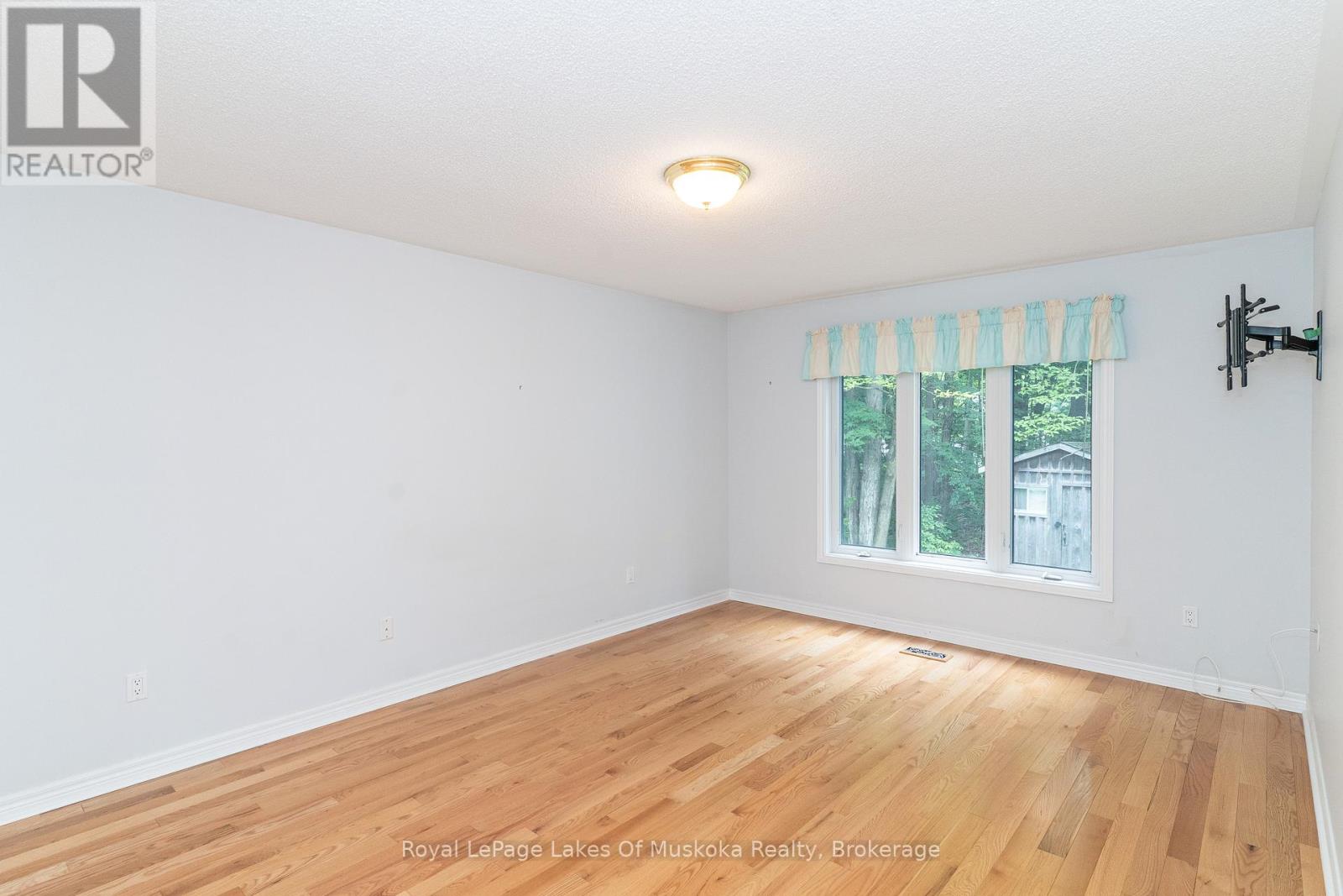 25 Stonehedge Close, Gravenhurst, Ontario  P1P 1Y7 - Photo 22 - X12249286