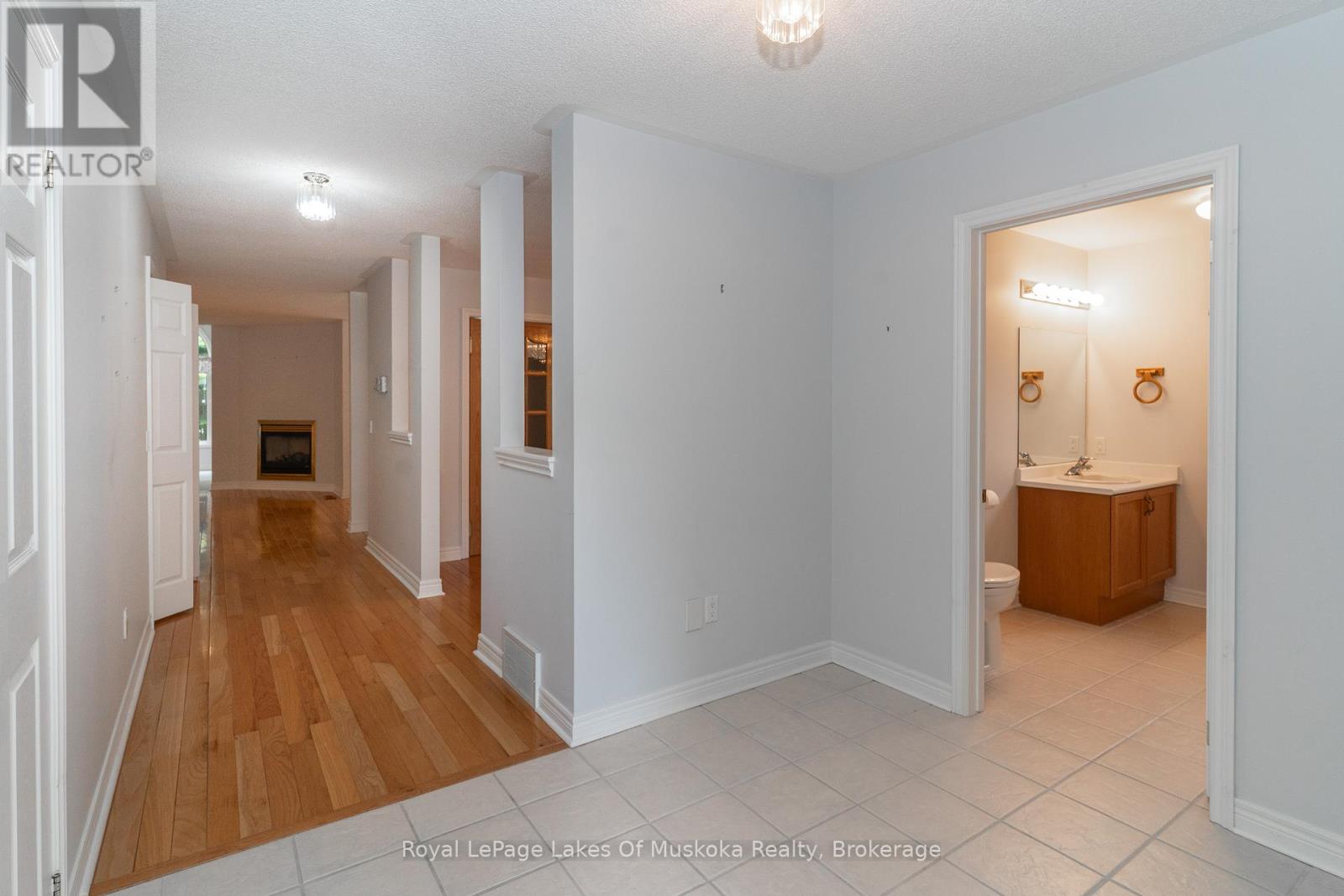 25 Stonehedge Close, Gravenhurst, Ontario  P1P 1Y7 - Photo 4 - X12249286