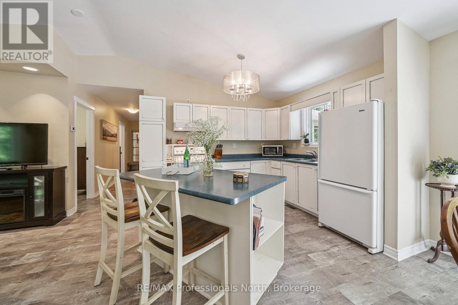 504 South Waseosa Lake Road, Huntsville, Ontario  P1H 2N5 - Photo 12 - X12249335