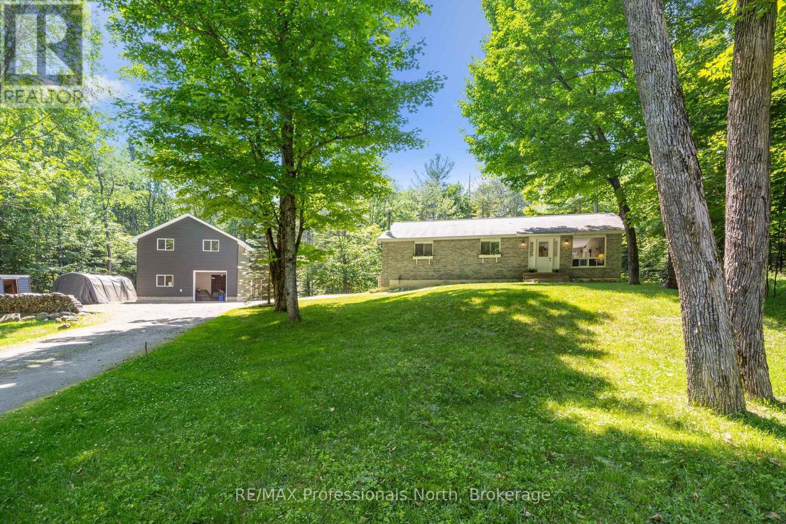 504 South Waseosa Lake Road, Huntsville, Ontario  P1H 2N5 - Photo 2 - X12249335