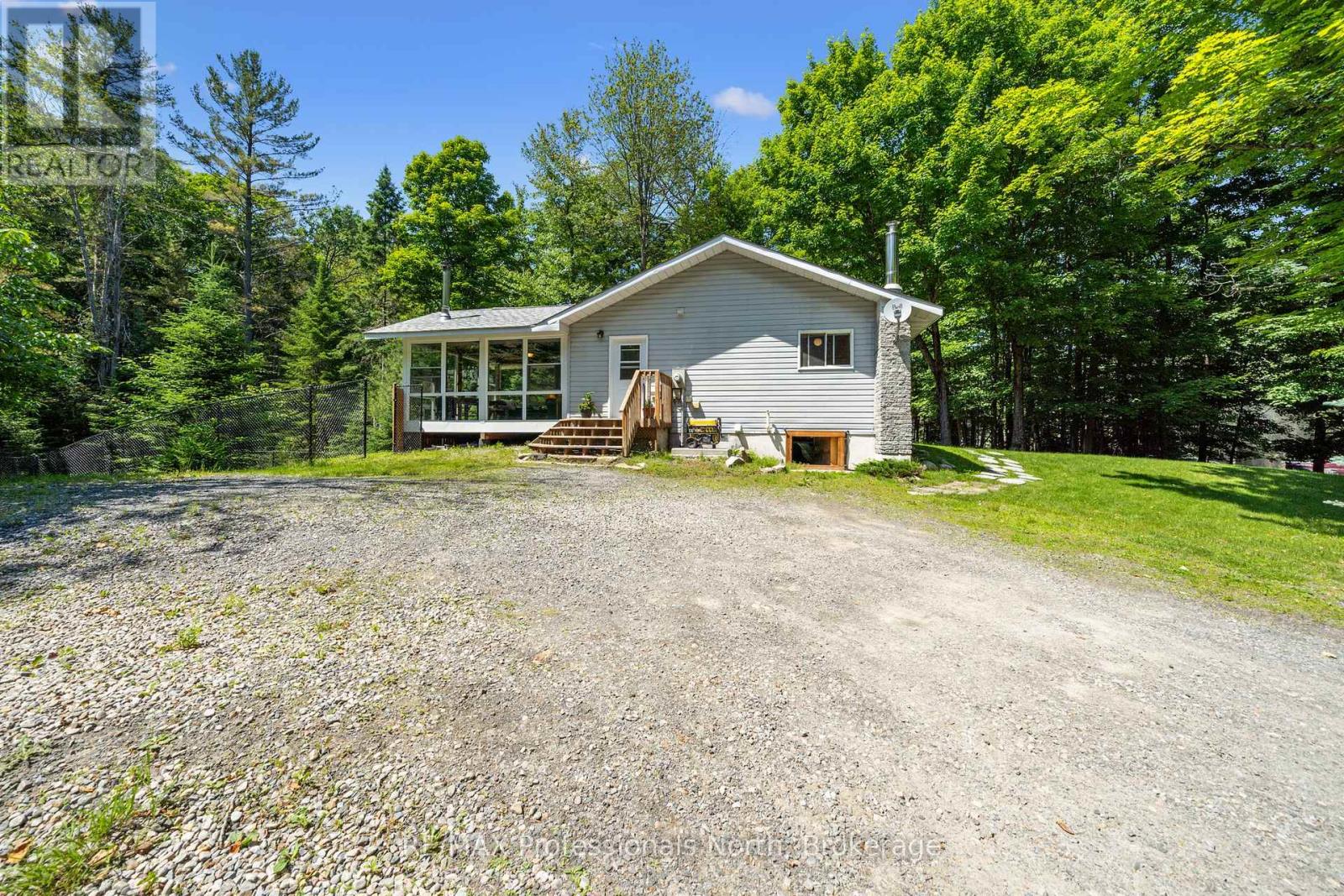 504 South Waseosa Lake Road, Huntsville, Ontario  P1H 2N5 - Photo 4 - X12249335