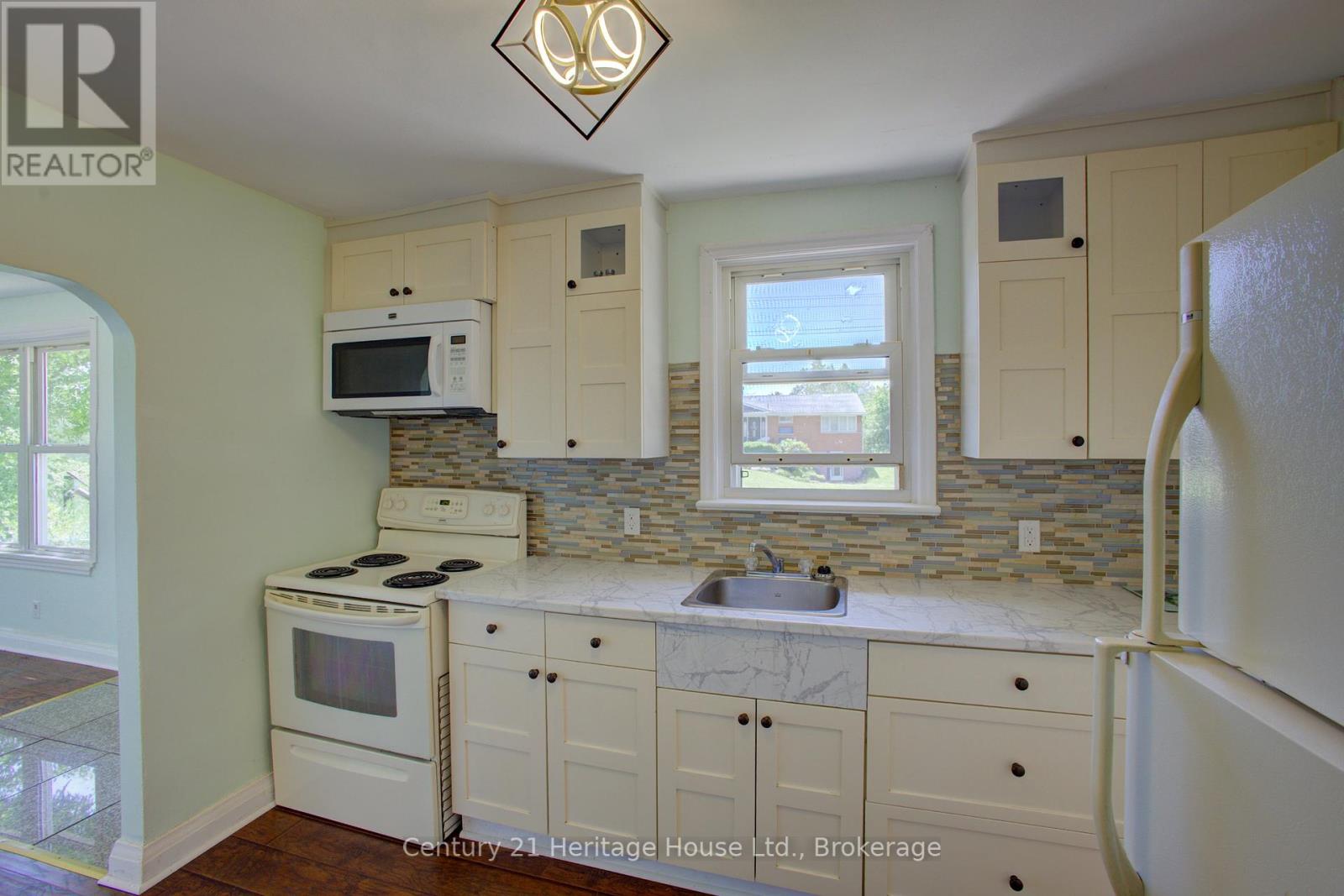 450 Douglas Street W, West Grey, Ontario  N0G 1R0 - Photo 10 - X12249606
