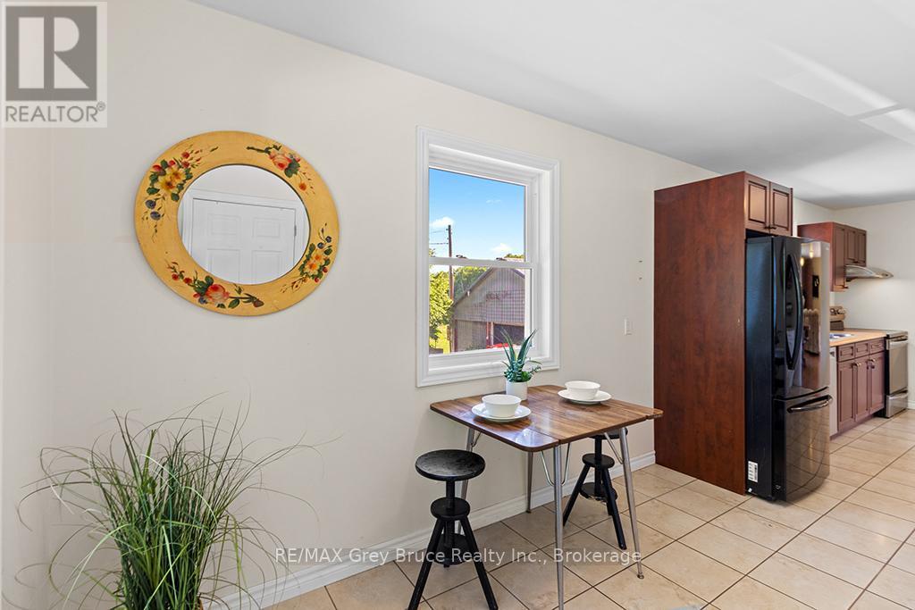 363172 Lindenwood Road, Georgian Bluffs, Ontario  N0H 1S0 - Photo 14 - X12249782