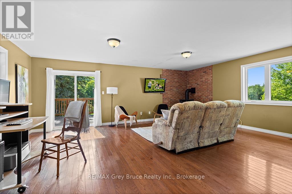 363172 Lindenwood Road, Georgian Bluffs, Ontario  N0H 1S0 - Photo 23 - X12249782