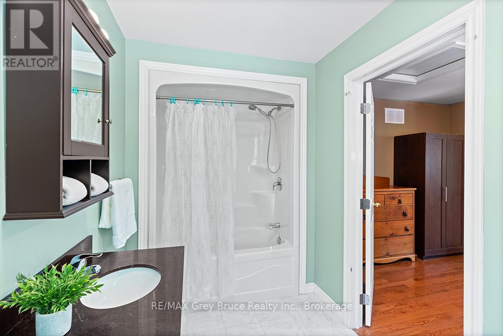 363172 Lindenwood Road, Georgian Bluffs, Ontario  N0H 1S0 - Photo 28 - X12249782