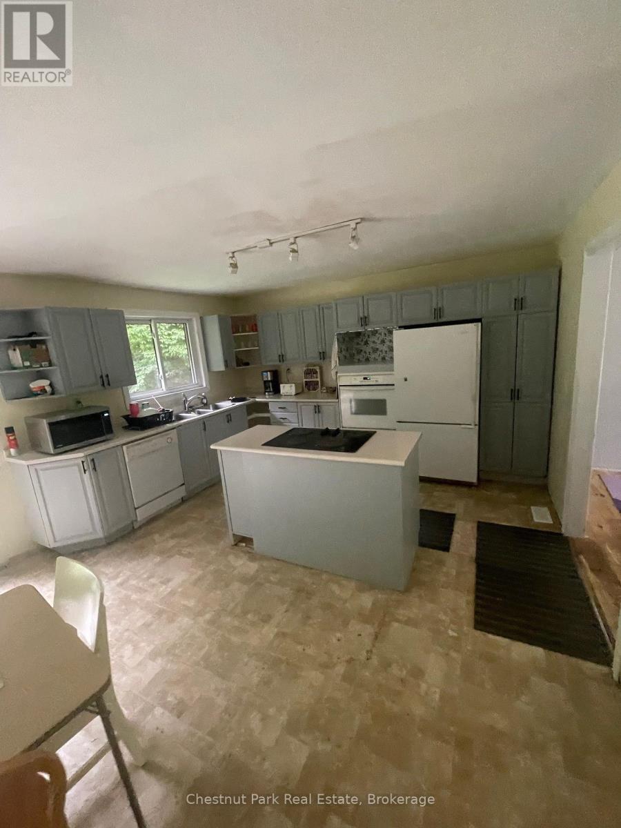 1044 Ashley Lane, Bracebridge, Ontario  P1L 1X1 - Photo 2 - X12249860