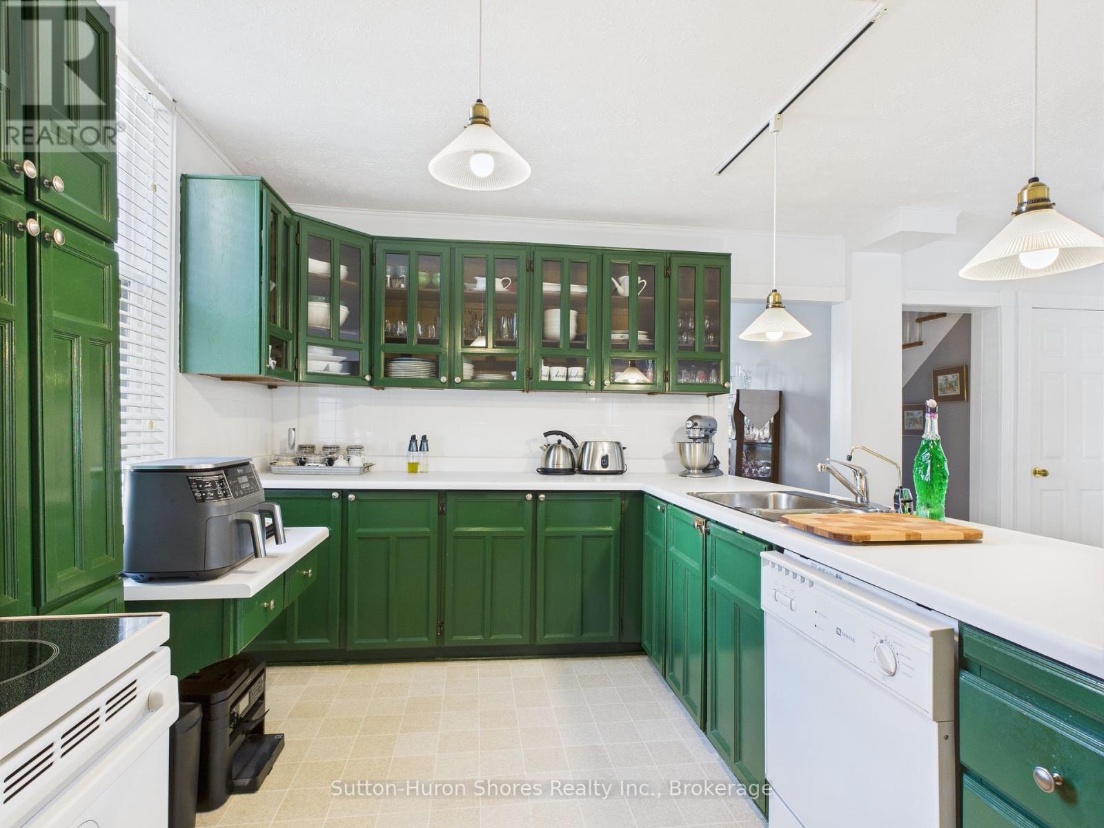 668 Gustavus Street, Saugeen Shores, Ontario  N0H 2C0 - Photo 11 - X12249897