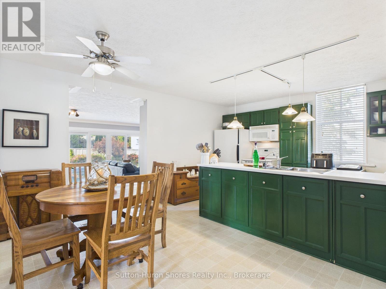 668 Gustavus Street, Saugeen Shores, Ontario  N0H 2C0 - Photo 12 - X12249897