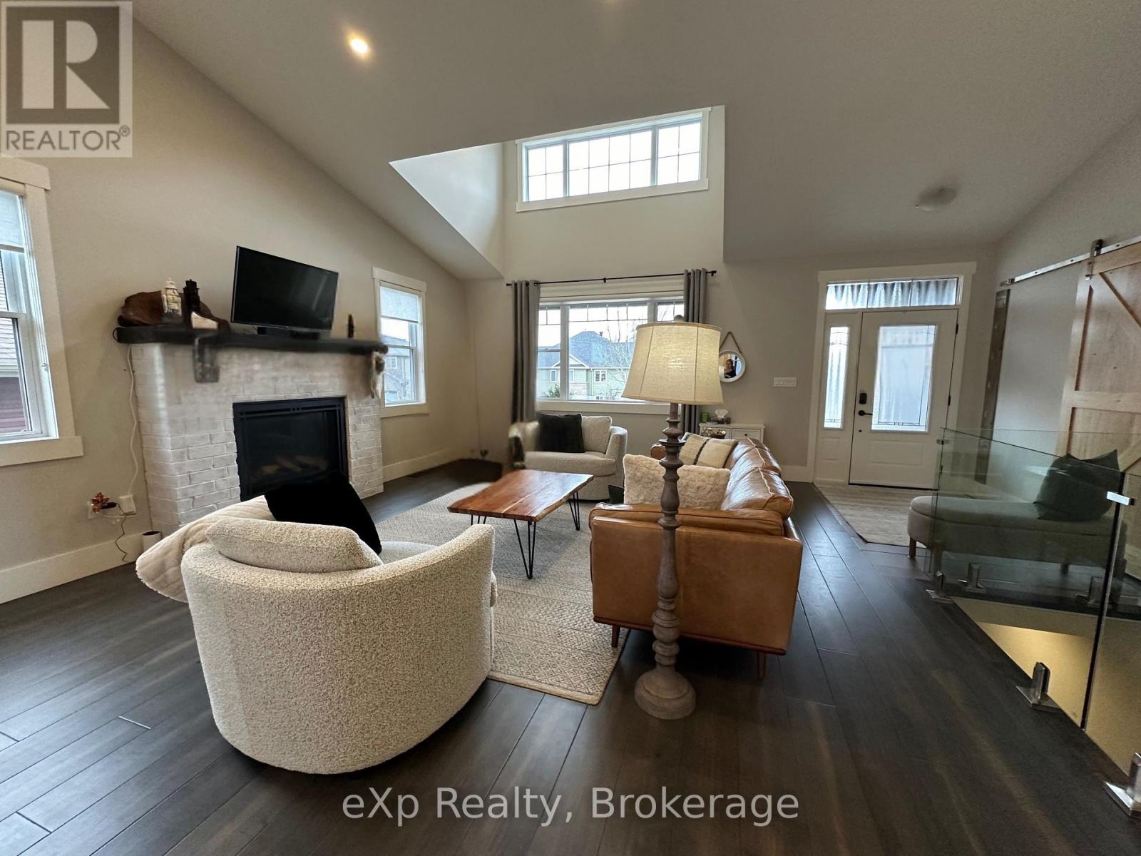 10 Woodstream Drive, Huntsville, Ontario  P1H 0B7 - Photo 4 - X12250041