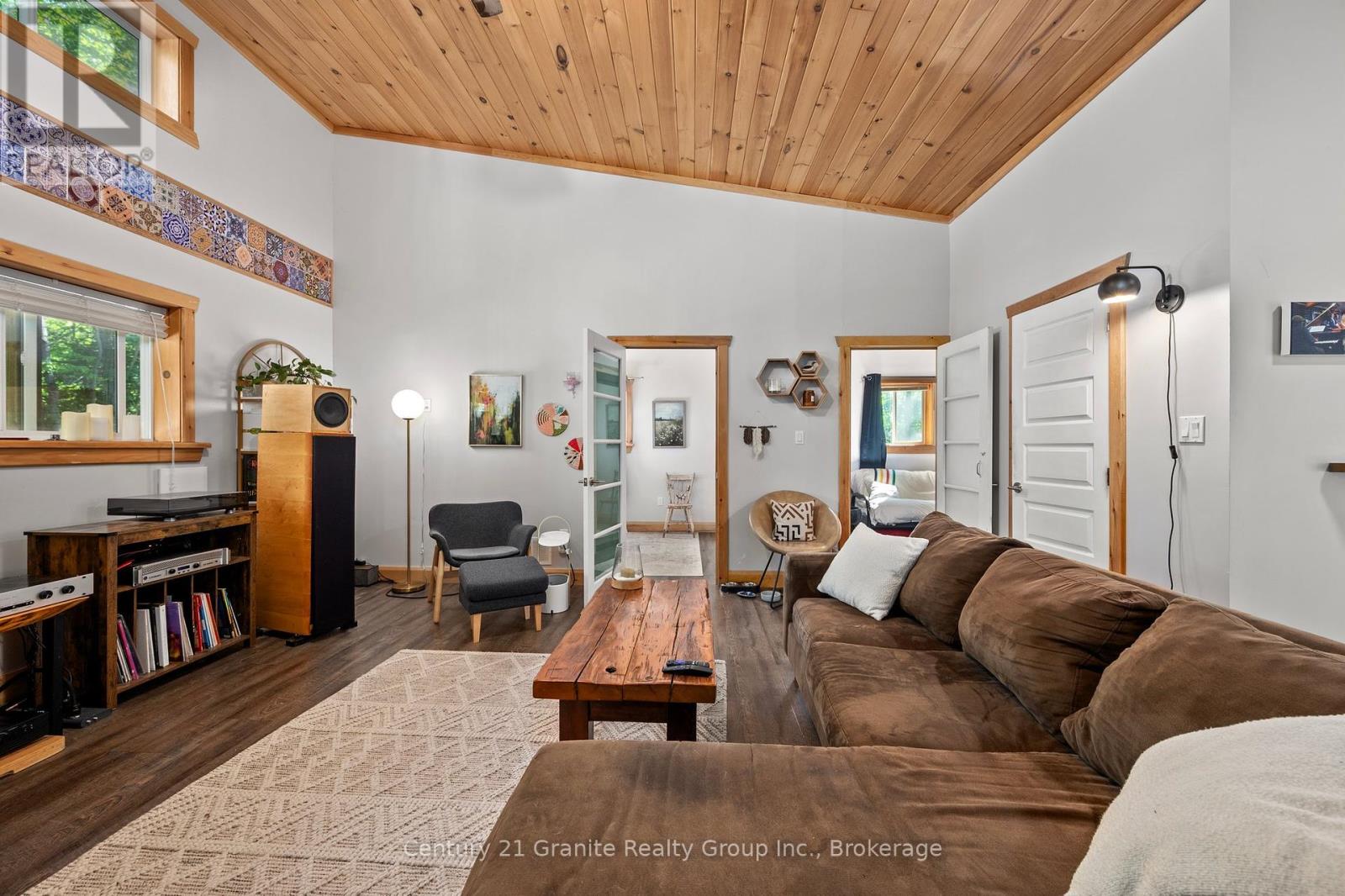 51 Farmcrest Avenue, Dysart Et Al, Ontario  K0M 1S0 - Photo 6 - X12250120