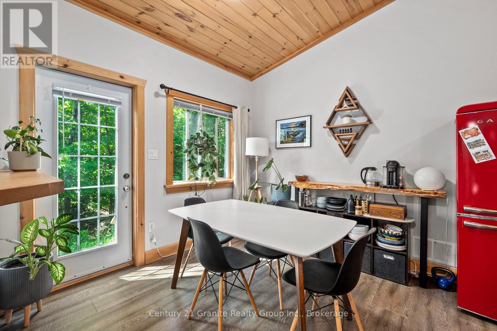51 Farmcrest Avenue, Dysart Et Al, Ontario  K0M 1S0 - Photo 8 - X12250120
