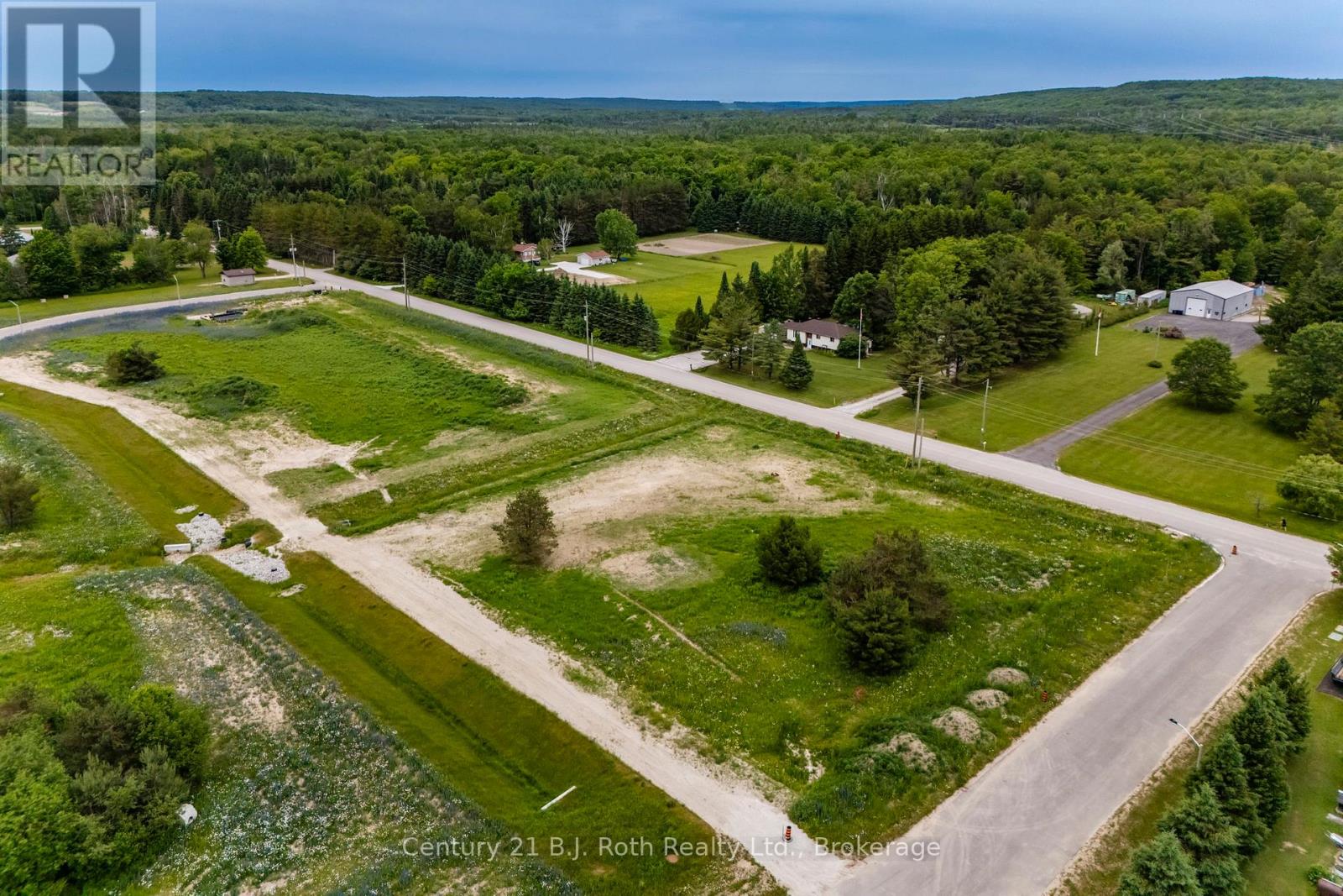 7 Scarlett Line, Springwater, Ontario  L0L 1V0 - Photo 3 - S12250202