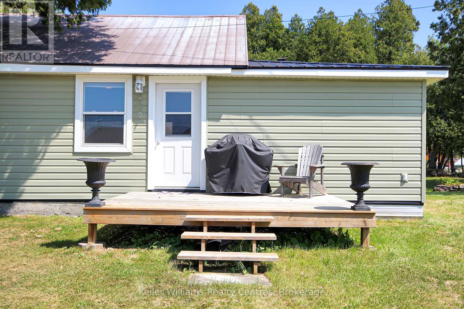 4 Woodstock Avenue, Northern Bruce Peninsula, Ontario  N0H 2M0 - Photo 11 - X12250536