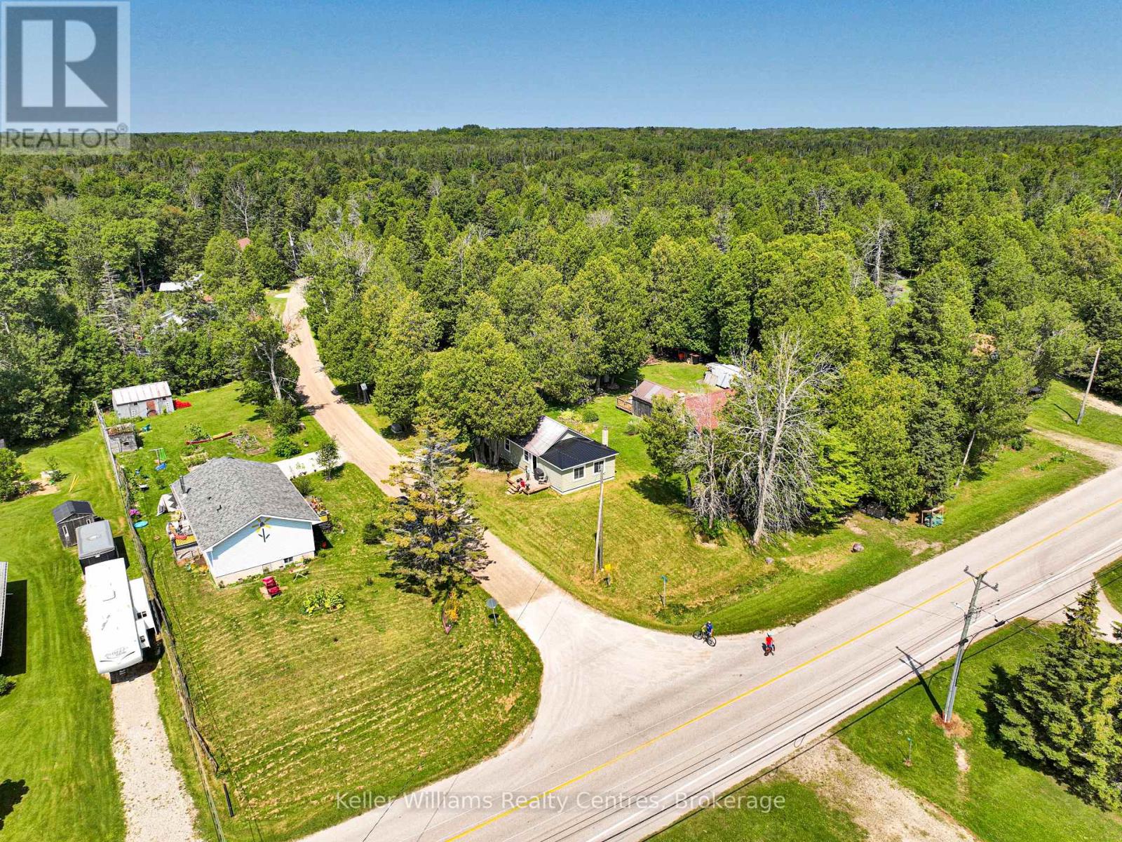 4 Woodstock Avenue, Northern Bruce Peninsula, Ontario  N0H 2M0 - Photo 6 - X12250536