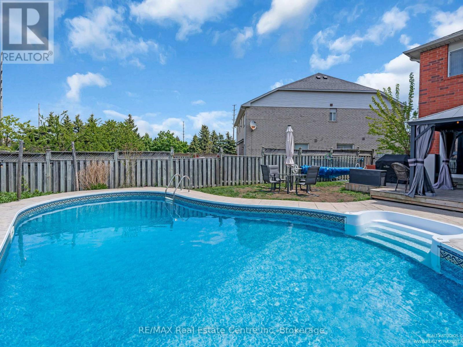 52 Melissa Court, Brampton, Ontario  L6X 4X1 - Photo 31 - W12250686