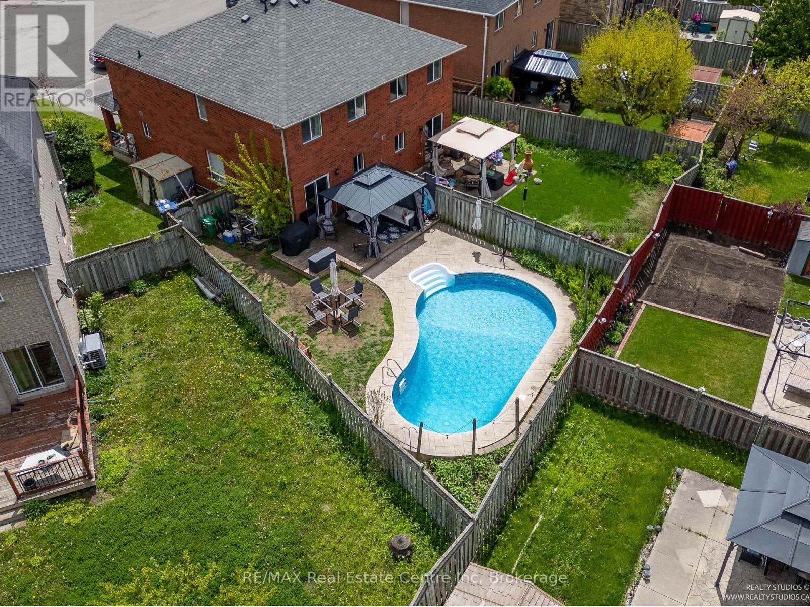 52 Melissa Court, Brampton, Ontario  L6X 4X1 - Photo 37 - W12250686