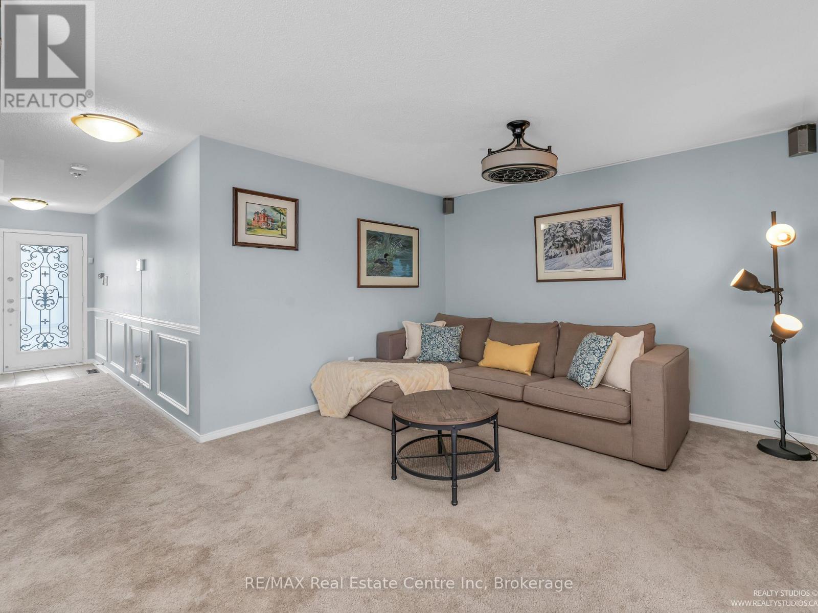 52 Melissa Court, Brampton, Ontario  L6X 4X1 - Photo 5 - W12250686