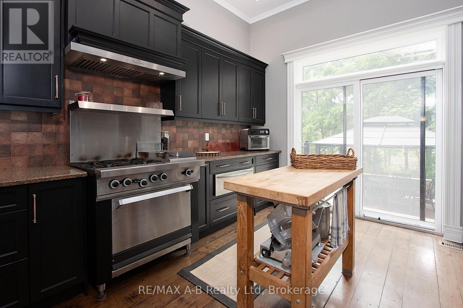 12096 Gale Road, North Middlesex, Ontario  N0M 1A0 - Photo 16 - X12251289