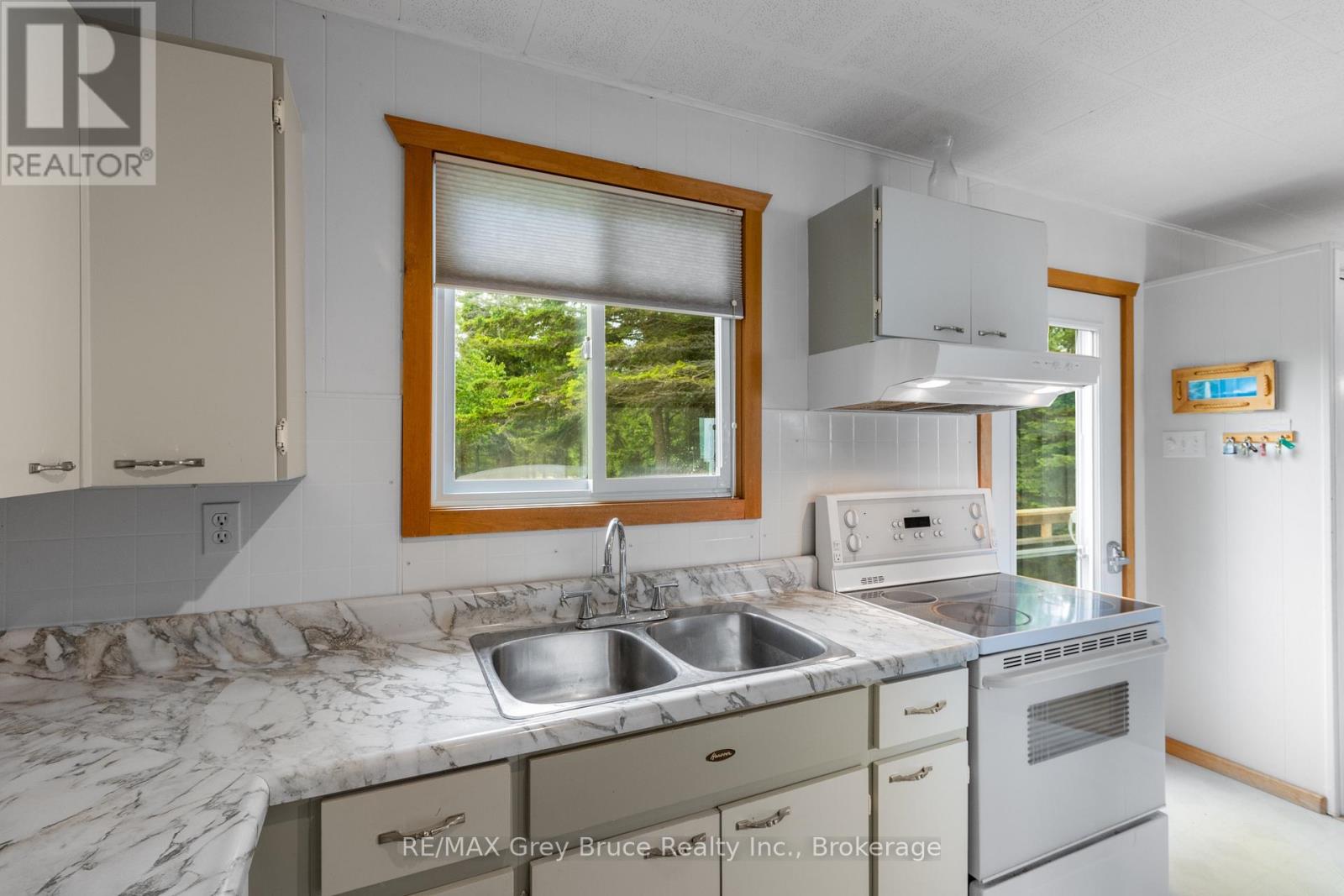 54 Zorra Drive, Northern Bruce Peninsula, Ontario  N0H 2R0 - Photo 17 - X12251305