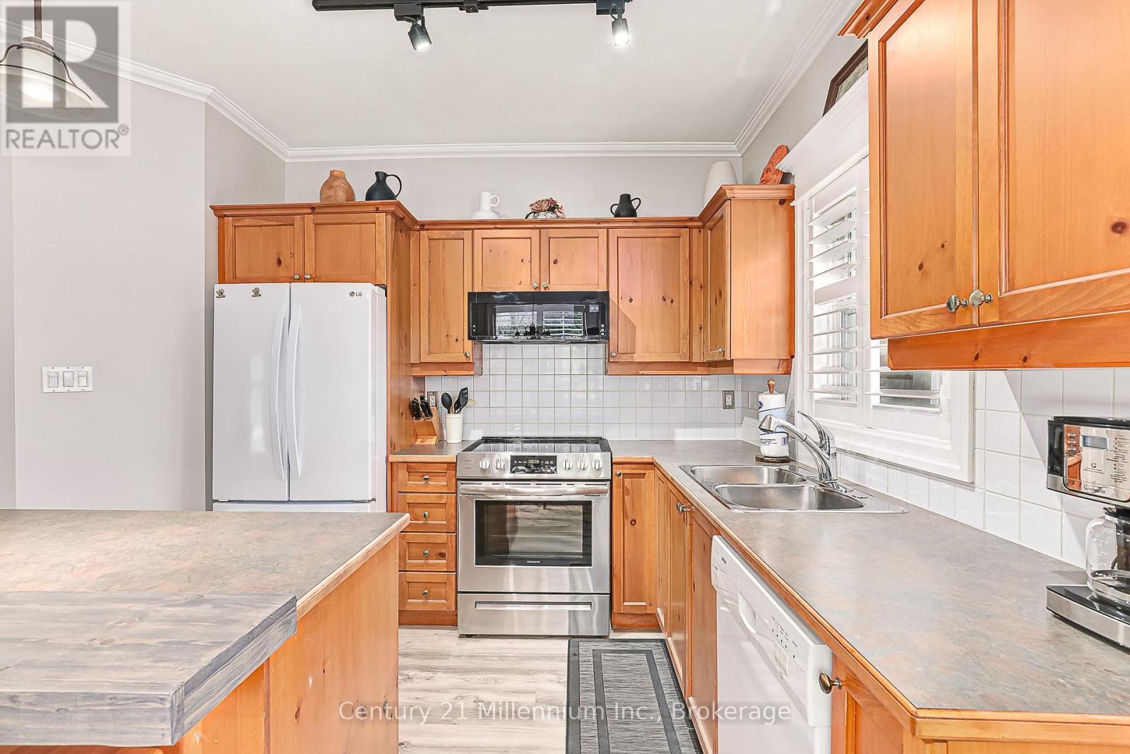 120 - 184 Snowbridge Way, Blue Mountains, Ontario  L9Y 3Z2 - Photo 10 - X12251952
