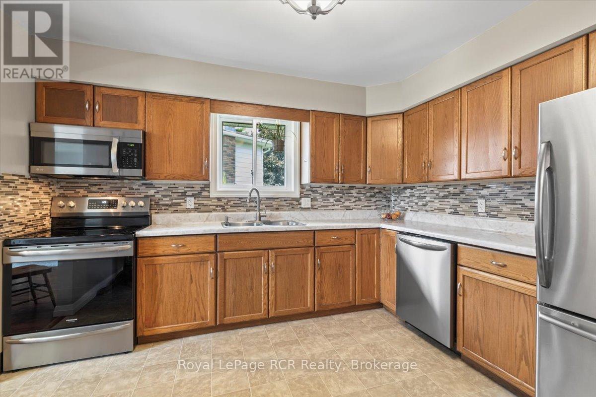 698 15th Street Close, Hanover, Ontario  N4N 3L8 - Photo 11 - X12251963