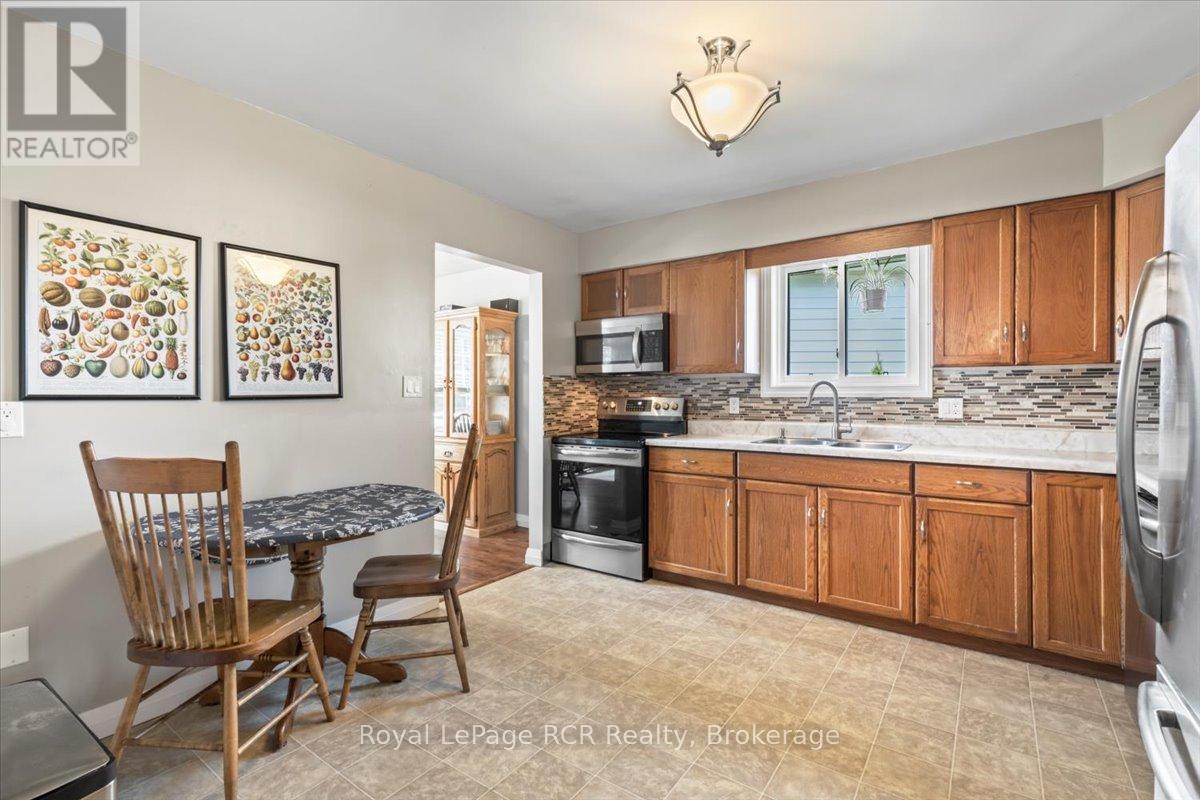 698 15th Street Close, Hanover, Ontario  N4N 3L8 - Photo 12 - X12251963