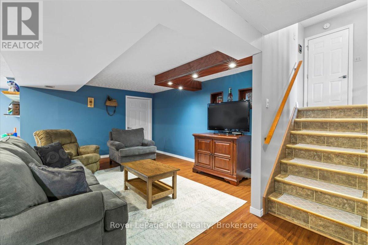 698 15th Street Close, Hanover, Ontario  N4N 3L8 - Photo 19 - X12251963