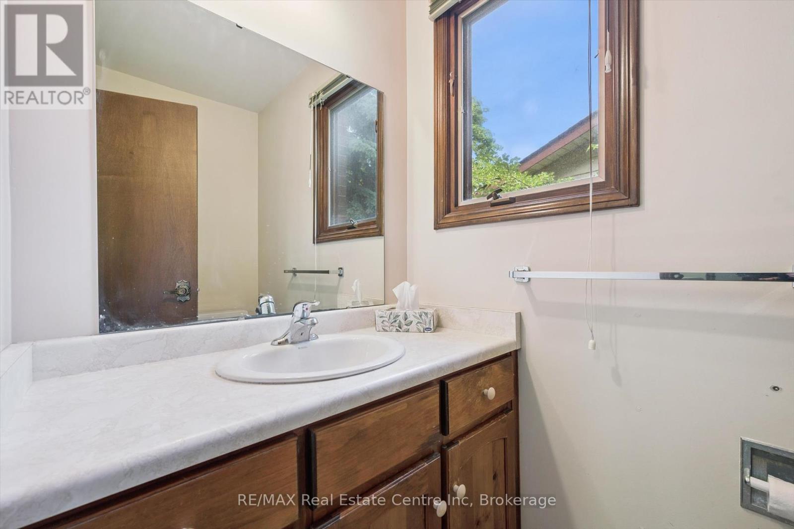 208 Ironwood Road E, Guelph, Ontario  N1G 3K3 - Photo 23 - X12252236