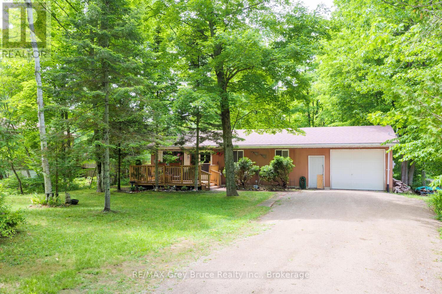 46 Rolling Hills Drive, South Bruce Peninsula, Ontario  N0H 2T0 - Photo 2 - X12253872