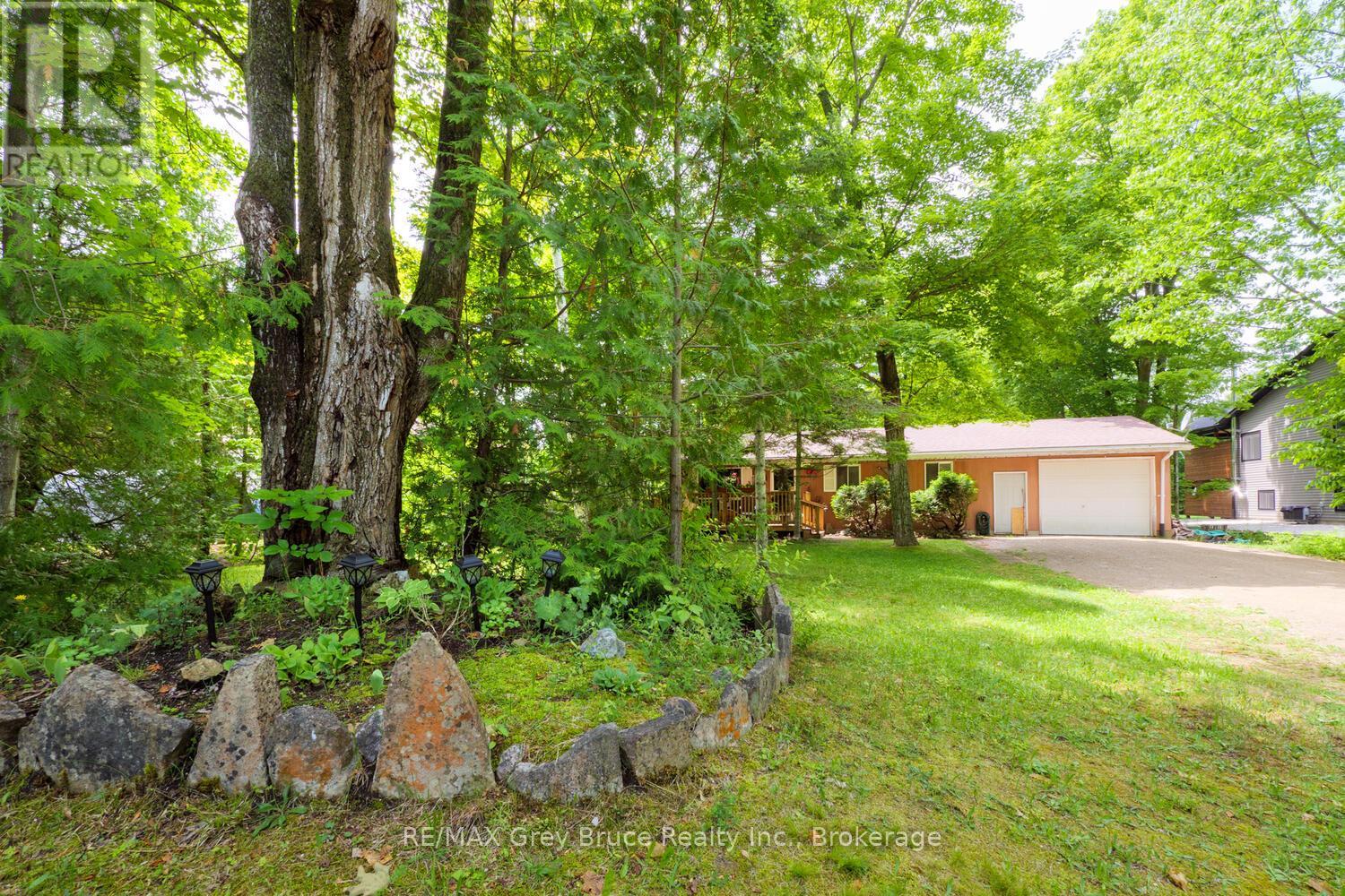46 Rolling Hills Drive, South Bruce Peninsula, Ontario  N0H 2T0 - Photo 4 - X12253872