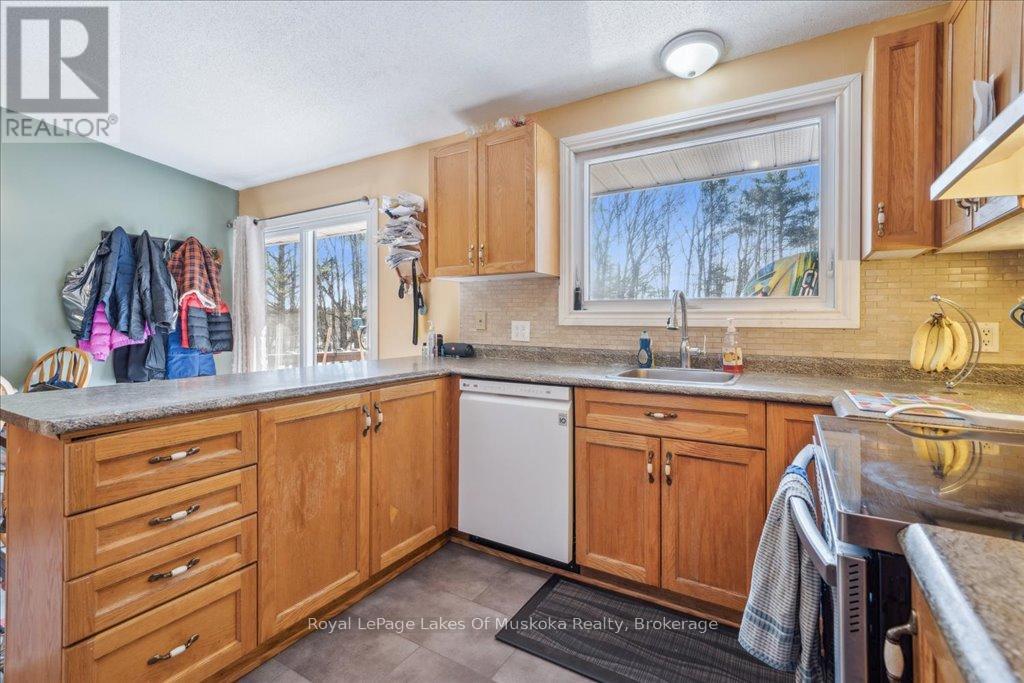 1030 Simpson Road, Gravenhurst, Ontario  P1P 1R1 - Photo 11 - X12254541