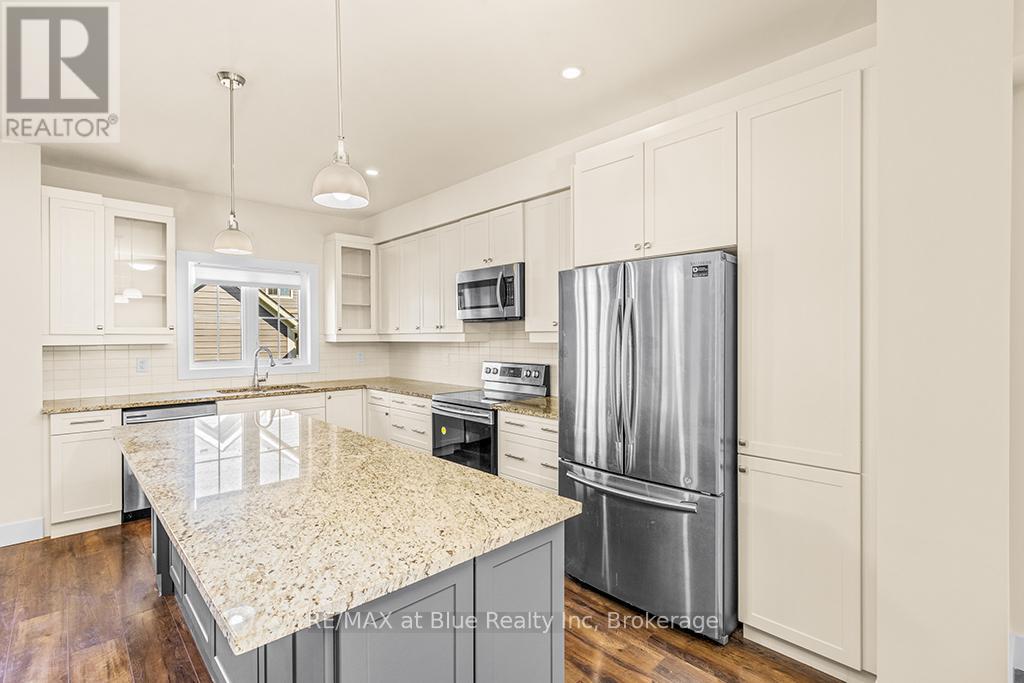 181 Yellow Birch Crescent, Blue Mountains, Ontario  L9Y 0Z3 - Photo 4 - X12254595