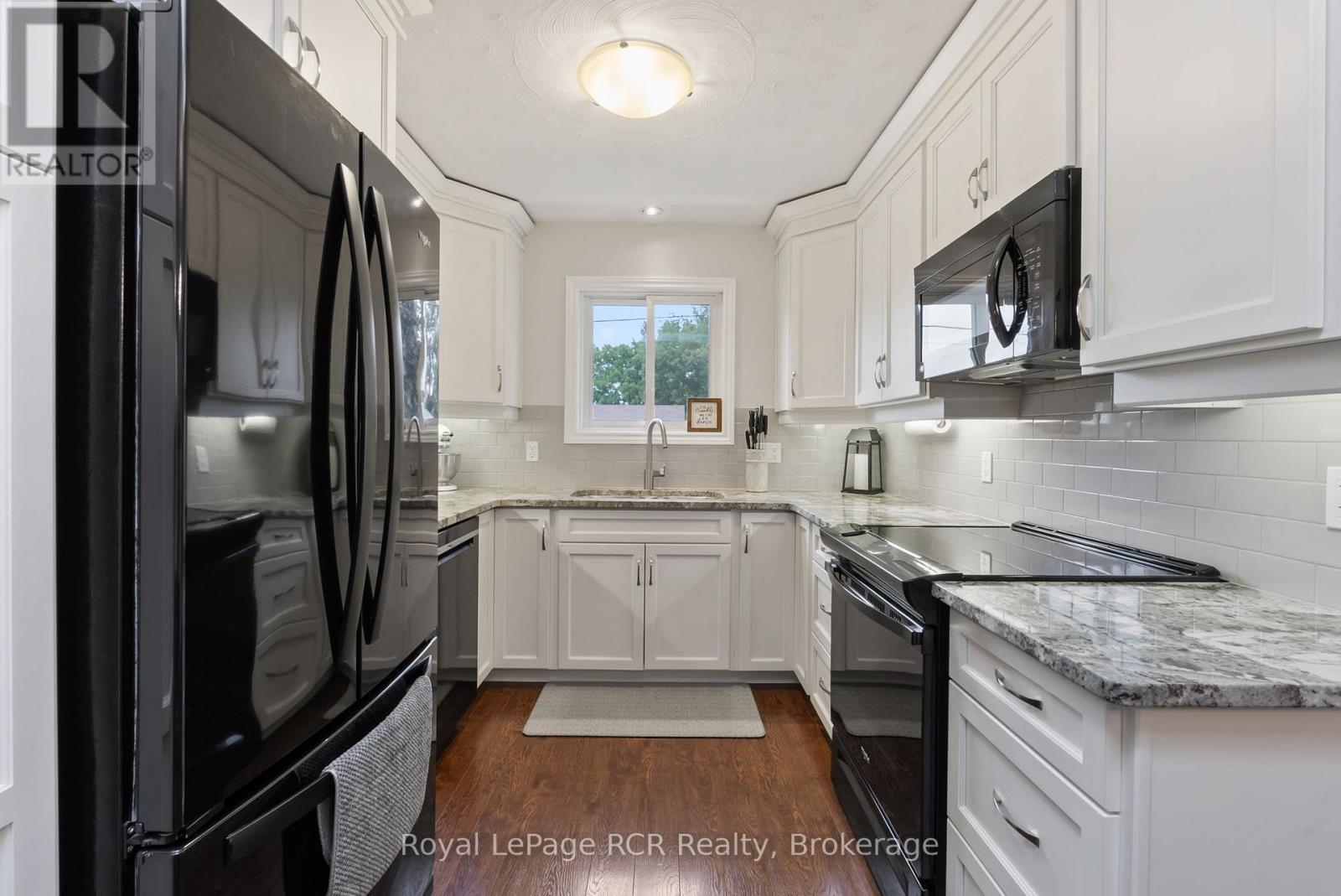 657 14th Street, Hanover, Ontario  N4N 3G9 - Photo 18 - X12254821
