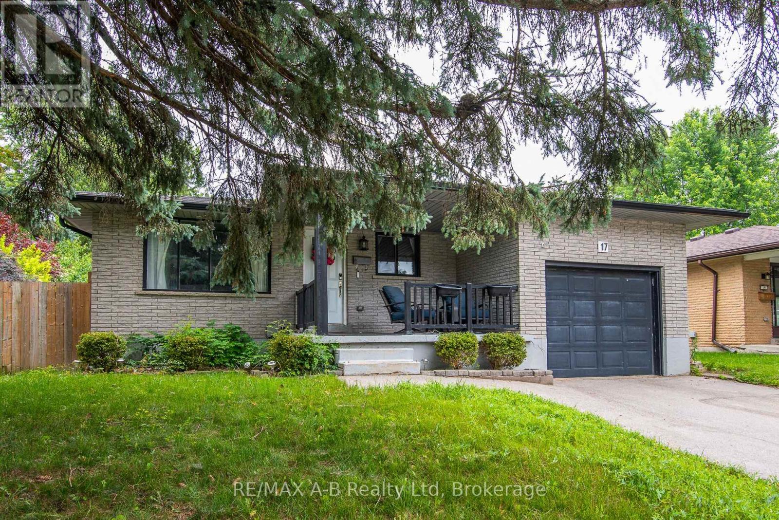 17 HICKORY LINE, Stratford, Ontario