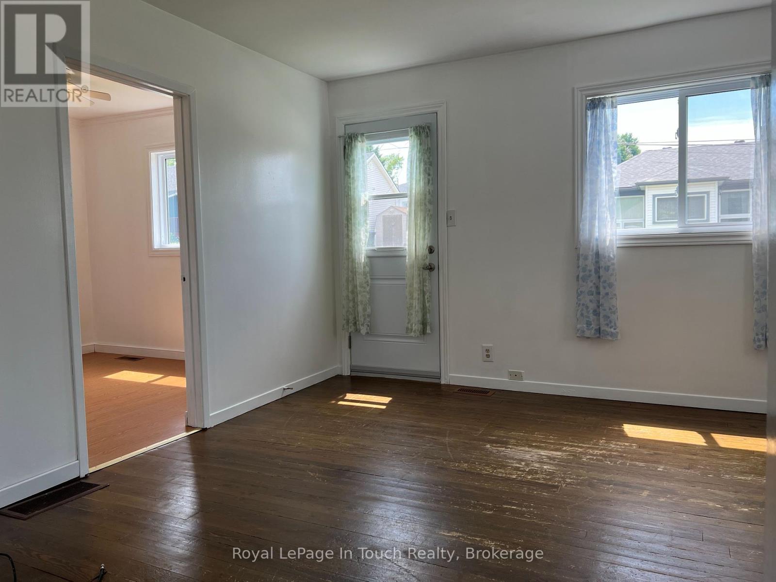 11 Edward Street, Penetanguishene, Ontario  L9M 1L1 - Photo 4 - S12255087