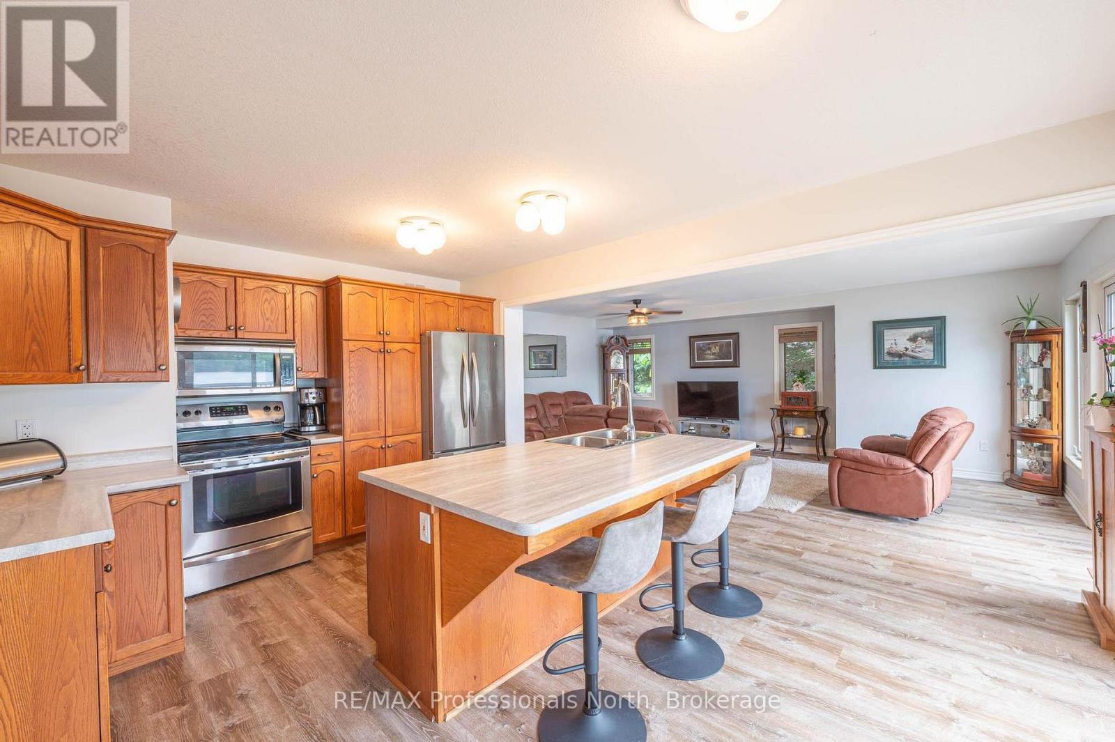 1075 Comak Crescent, Algonquin Highlands, Ontario  K0M 1S0 - Photo 9 - X12255422