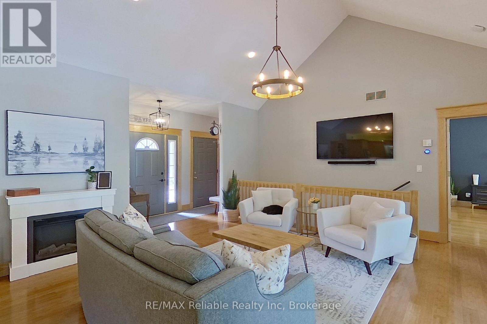11 Ducharme Crescent, Bluewater, Ontario  N0M 1G0 - Photo 5 - X12255883