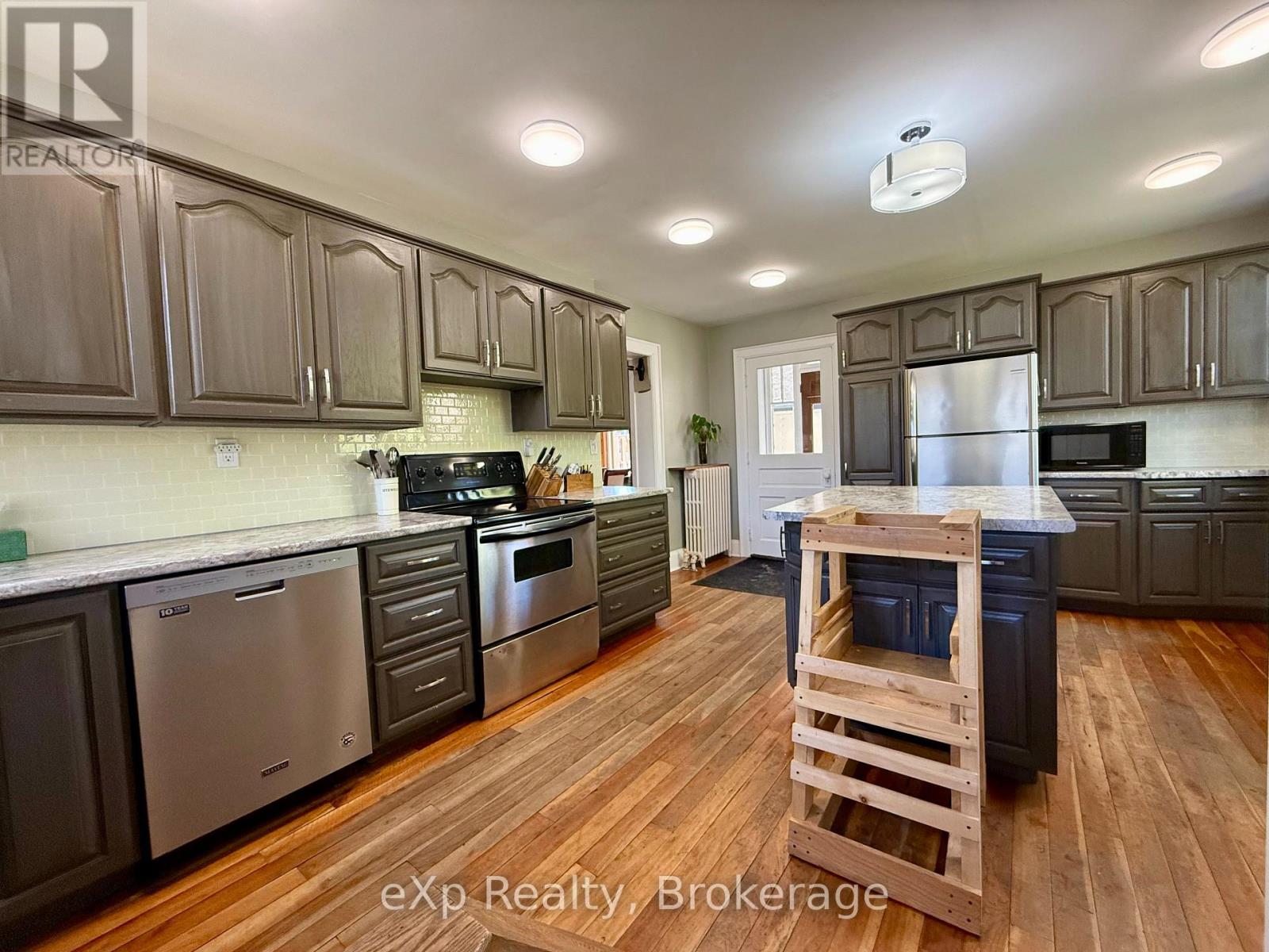 506 9th Avenue, Hanover, Ontario  N4N 2M3 - Photo 13 - X12256265