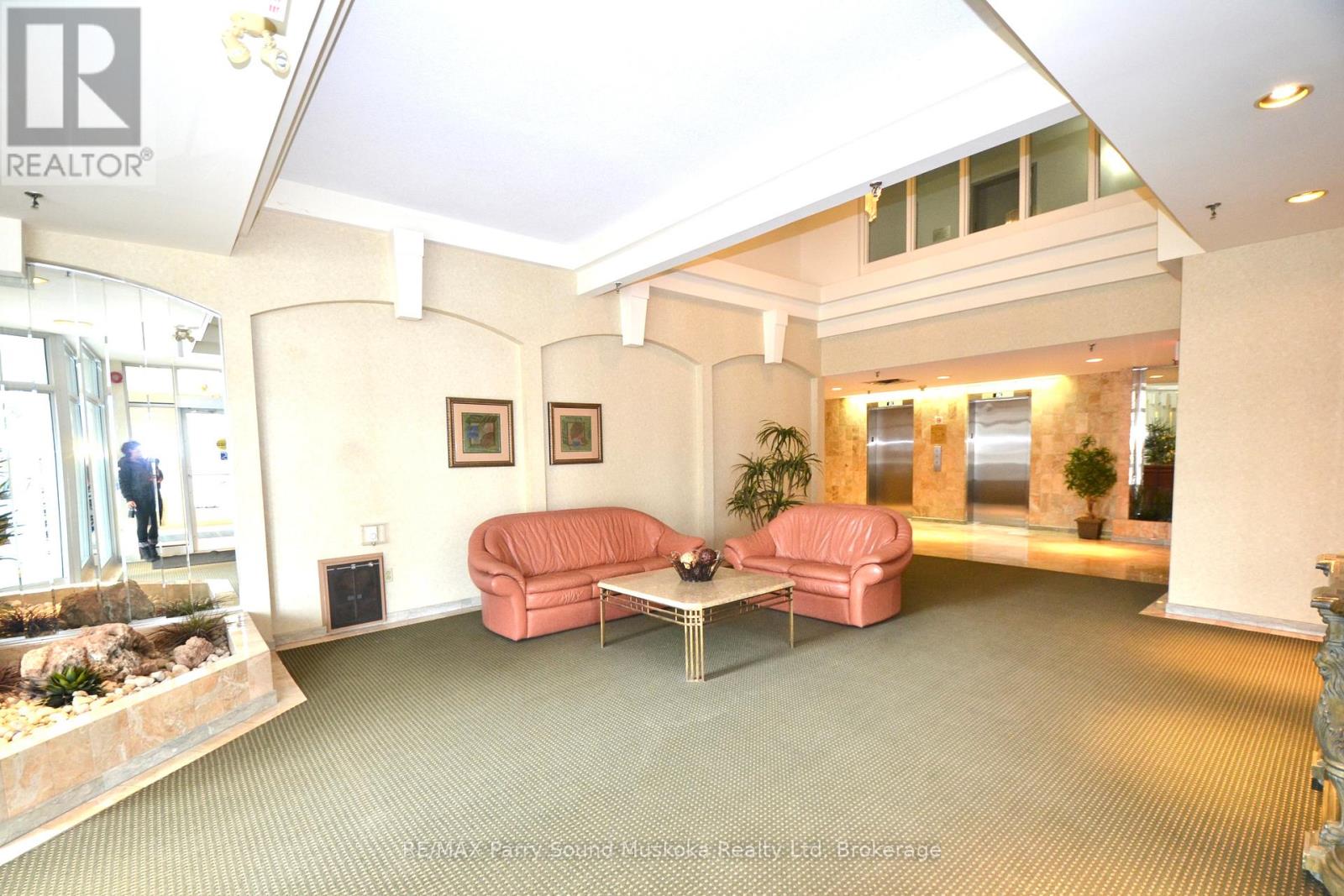 205 - 1071 Queens Avenue E, Oakville, Ontario  L6H 2R5 - Photo 16 - W12257652