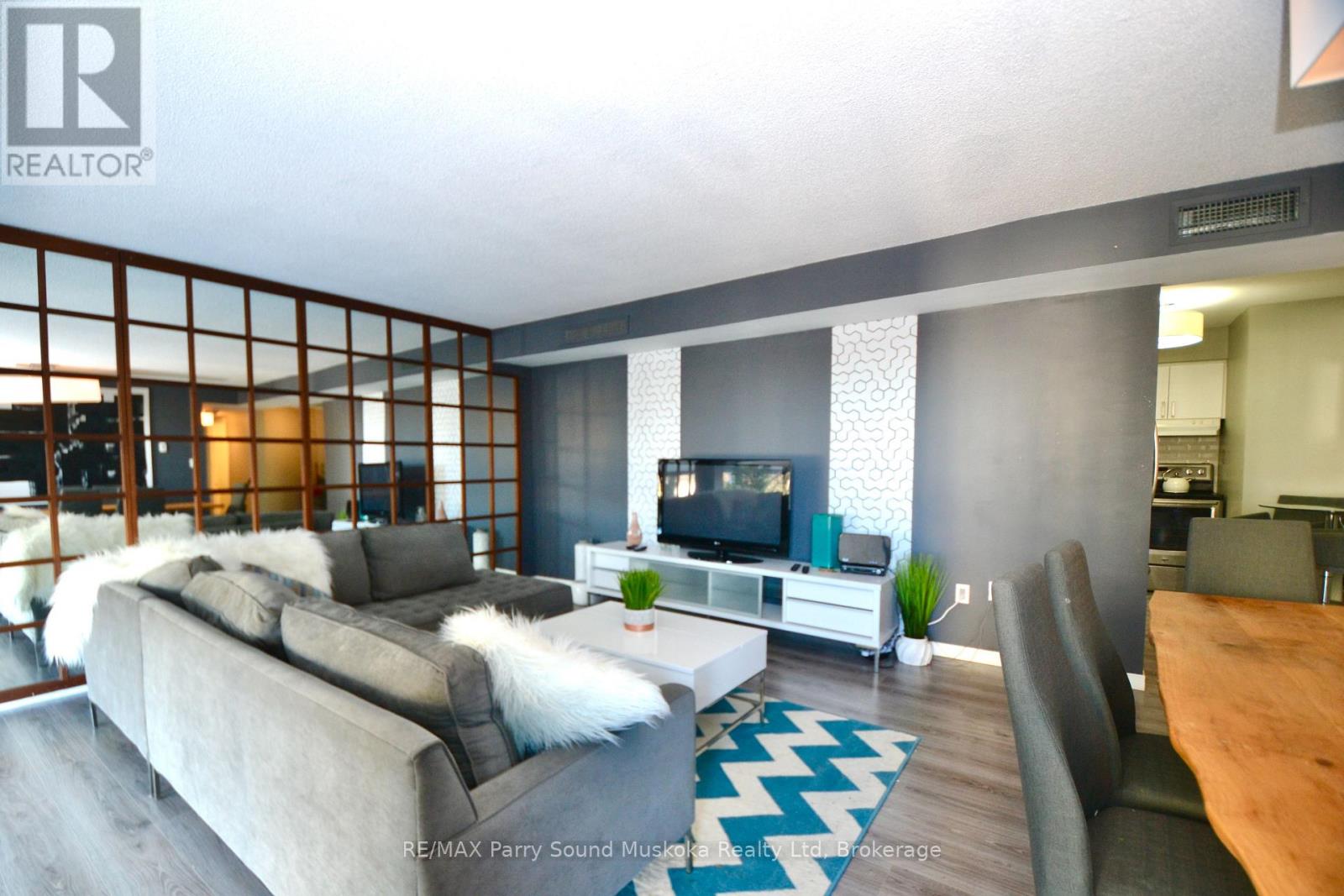 205 - 1071 Queens Avenue E, Oakville, Ontario  L6H 2R5 - Photo 3 - W12257652