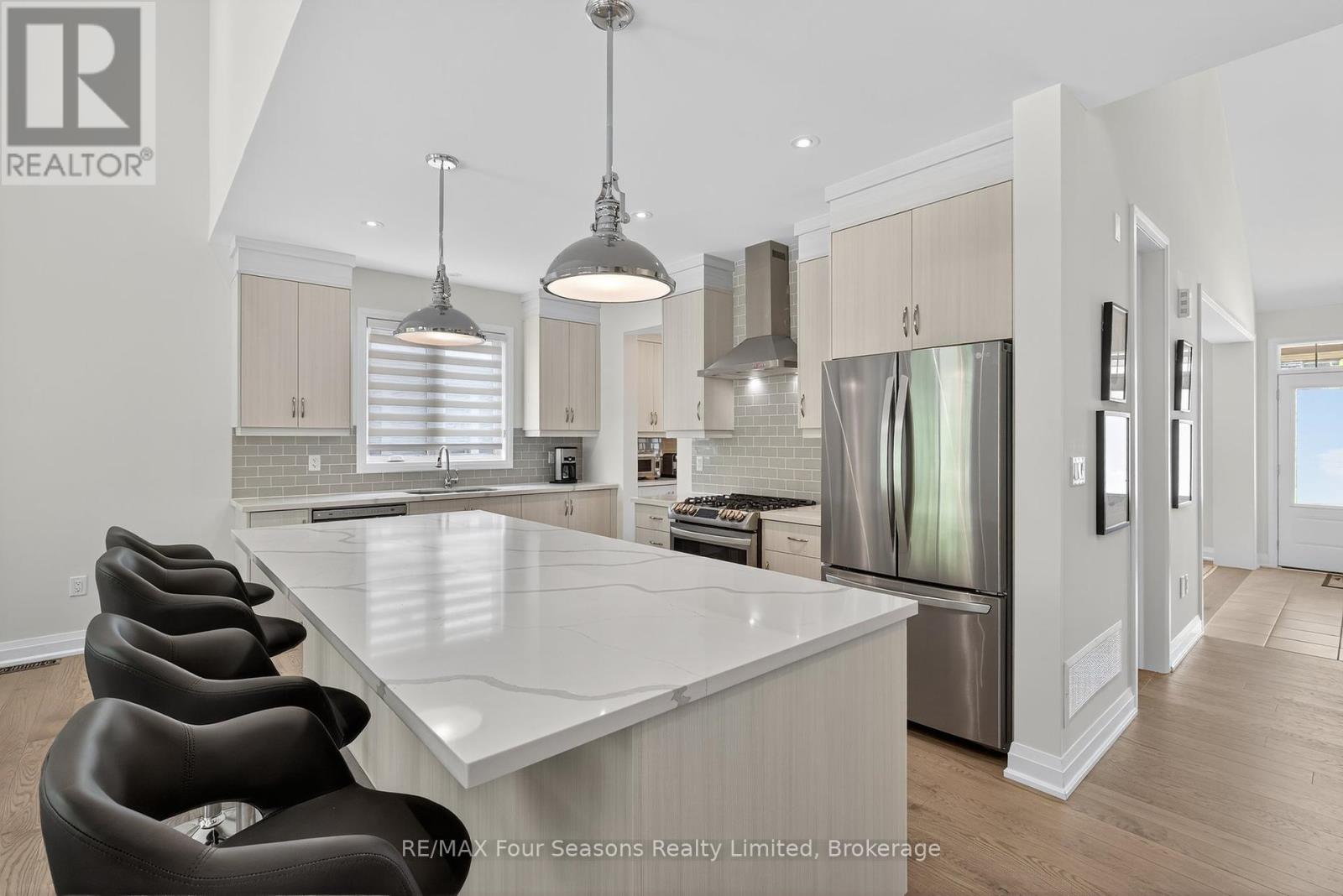 116 Springside Crescent, Blue Mountains, Ontario  L9Y 4P5 - Photo 12 - X12257621