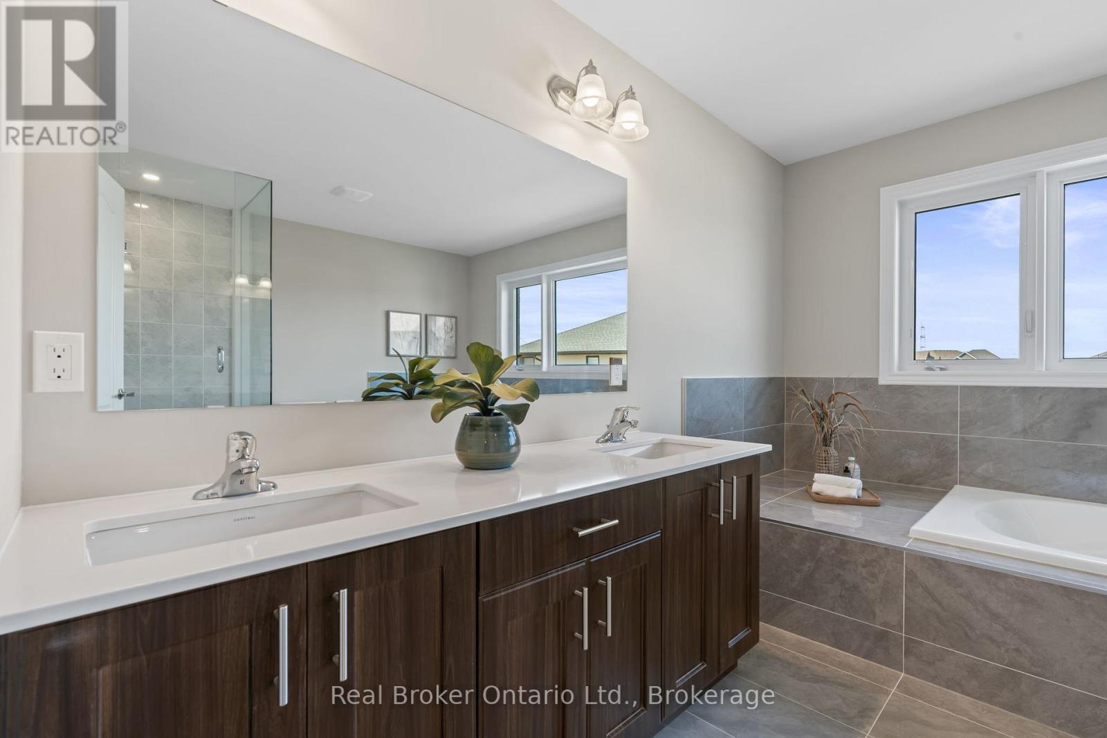 15 Venture Way, Thorold, Ontario  L2V 0G9 - Photo 36 - X12258486