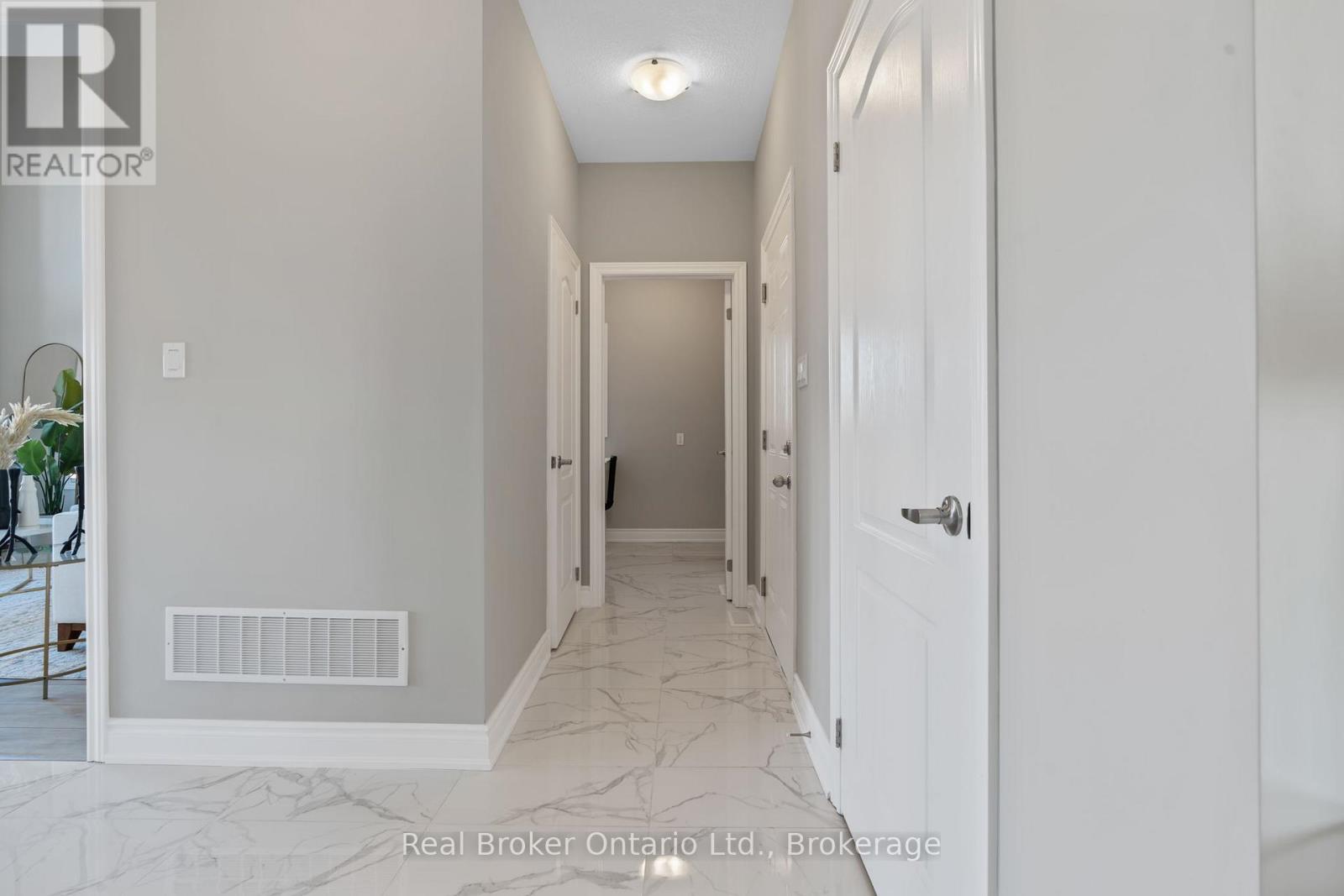 15 Venture Way, Thorold, Ontario  L2V 0G9 - Photo 9 - X12258486