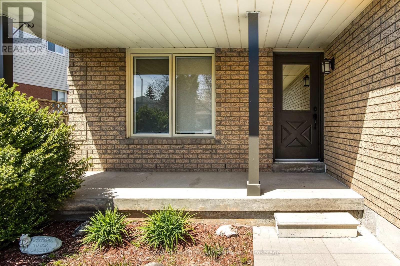 96 Barre Drive, Barrie, Ontario  L4N 7P1 - Photo 2 - S12258975